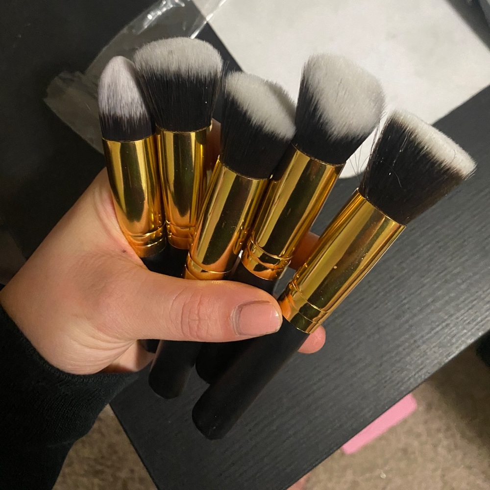 5 makeup brushes